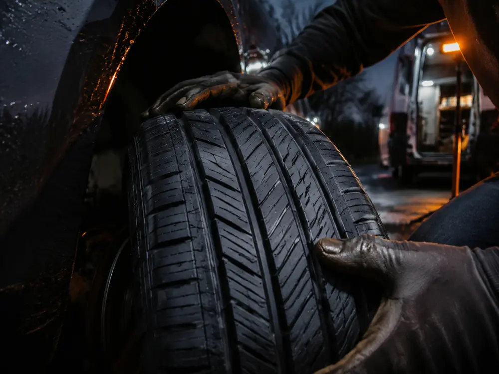 Installation of a brand-new tyre on a vehicle